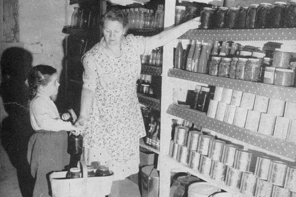 Ducaveauauxpetitspots-Rangement des conserves par Yvonne Laberge et sa petite-fille Colette en septembre 1955. Collection ThÃrÃse Laberge Reid (002)
